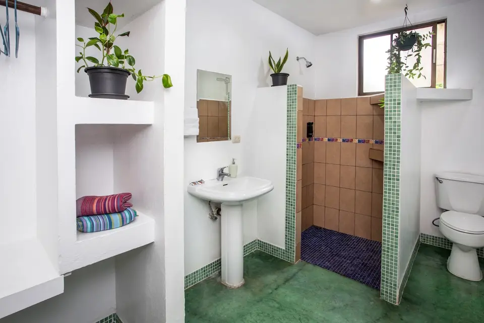 Villa Linda’s private bathroom: basin, mirror and shower