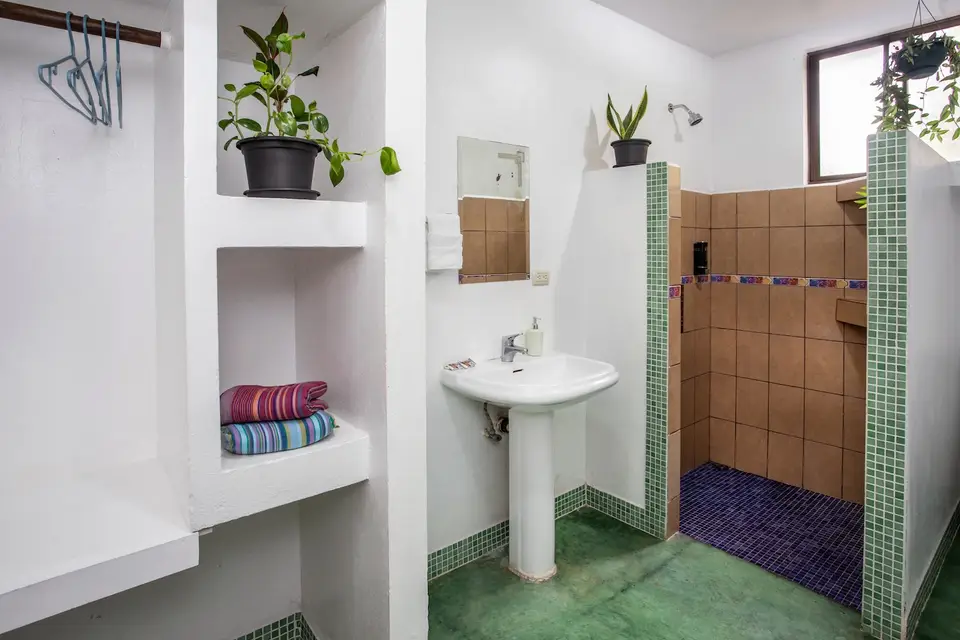 Villa Linda’s private bathroom with a walk-in shower and open shelving