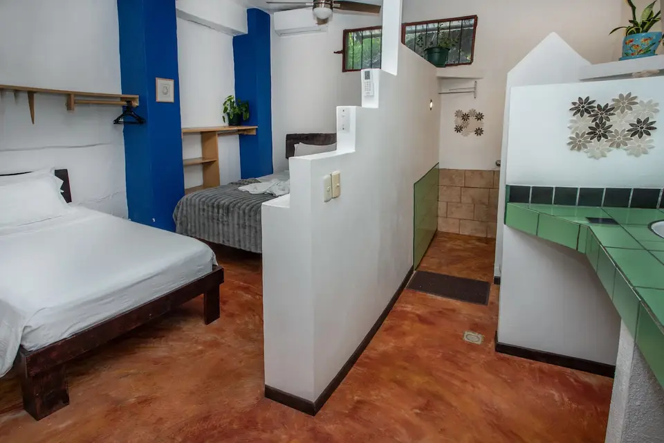 Villa Luna: the bedroom with a queen bed and a twin bed beside a blue wall