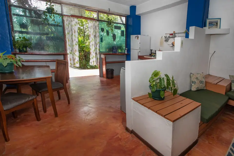 Villa Luna: dining table by the open door to the garden
