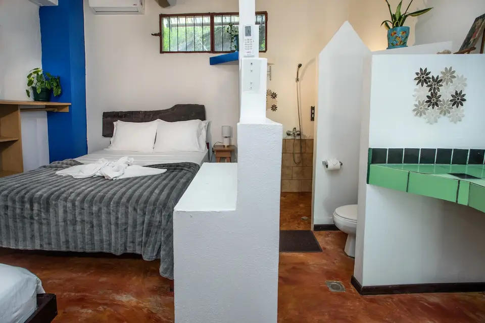Villa Luna: bedroom corner with the twin bed and shelving