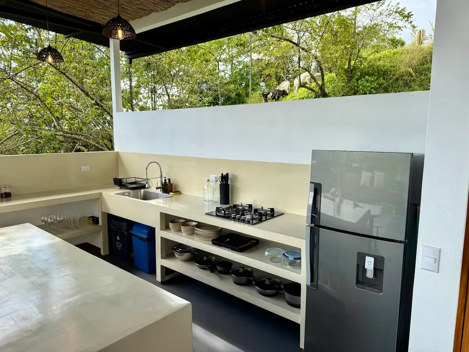 Bird’s Nest Apartment: private kitchen with stove and fridge