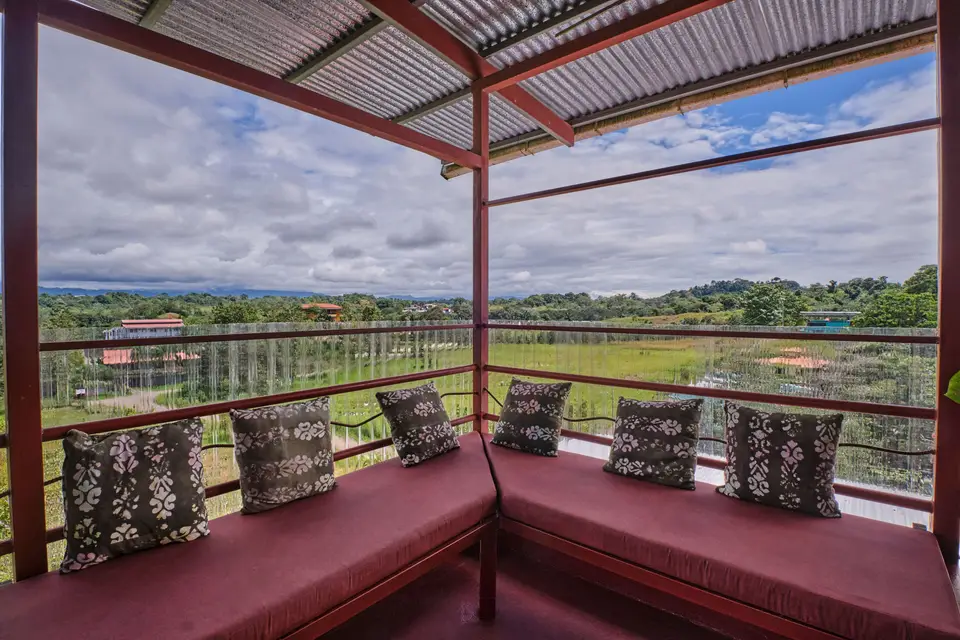 El Palomar: red built-in benches with cushions facing the mountains