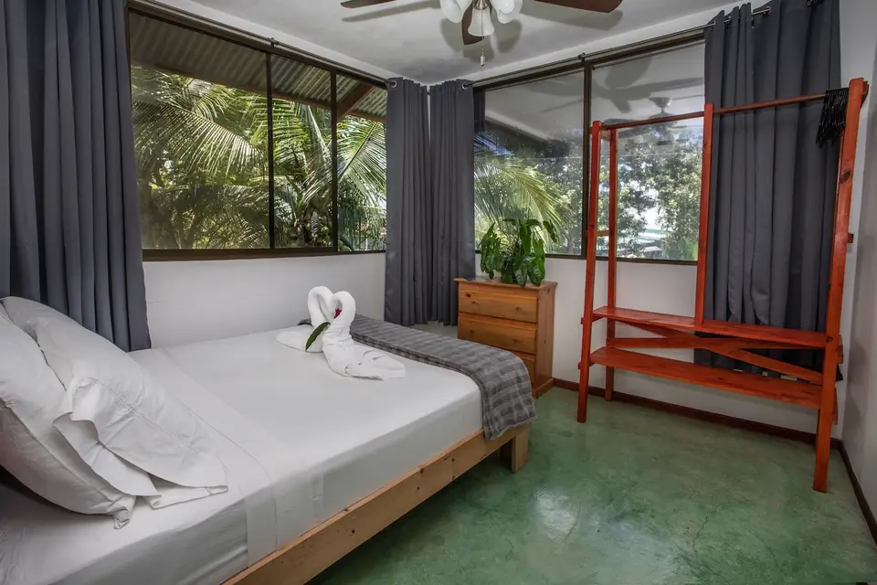 Villa Vista: bedroom with a double bed, dark curtains and a garment rail